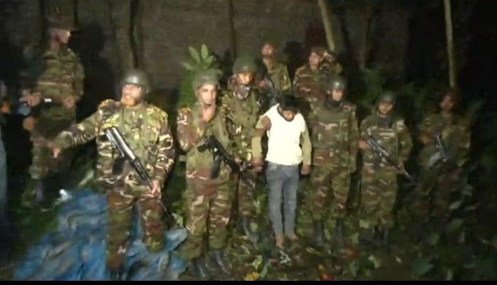বগুড়ার শাজাহানপুরে গোয়েন্দা তথ্যের ভিত্তিতে সেনাবাহিনীর অভিযানে জার্মানি তৈরি অস্ত্র উদ্ধার।