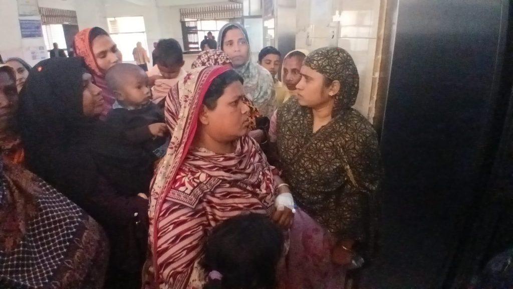 ঠাকুরগাঁও জেনারেল হাসপাতালে ১২ দিন ধরে লিফট বন্ধ : কাঁধে করে রোগী বহন, চরম দুর্ভোগে রোগীর স্বজনরা।