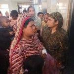 ঠাকুরগাঁও জেনারেল হাসপাতালে ১২ দিন ধরে লিফট বন্ধ : কাঁধে করে রোগী বহন, চরম দুর্ভোগে রোগীর স্বজনরা।