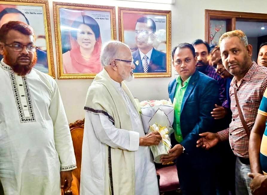নবনির্বাচিত জাতীয় সংসদ ডঃ খন্দকার মোশাররফ হোসেন মহোদয় কে ফুলের শুভেচ্ছা জানালেন মাজহারুল ইসলাম মানিক সওদাগর