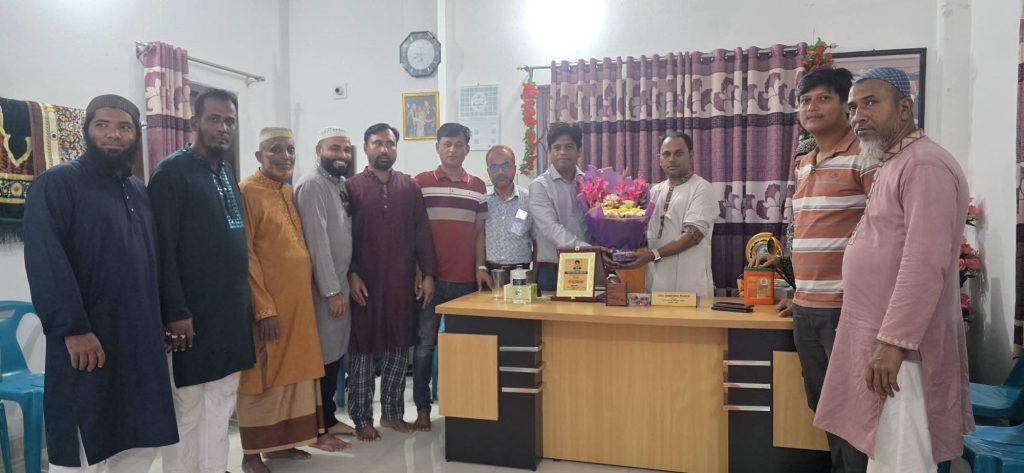 ৩নং বারপাড়া ইউনিয়ন এর প্রশাসক হিসেবে দীর্ঘ দিন দায়িত্বে থাকা দাউদকান্দি উপজেলার কর্মকর্তা, টিপু সুলতান কে বিদায় সংবর্ধনা জানান, চেয়ারম্যান মাজহারুল ইসলাম