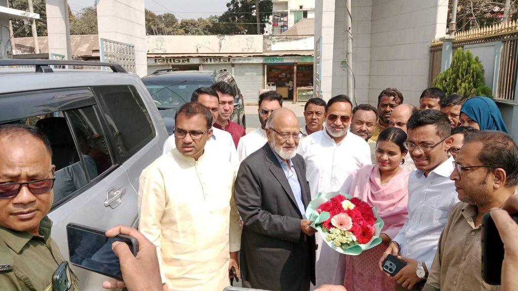 ড.খন্দকার মোশাররফ হোসেন এমপি মহোদয় কে দাউদকান্দি উপজেলা প্রশাসন এর পক্ষ থেকে ফুলেল শুভেচছা জানান