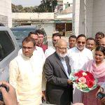 ড.খন্দকার মোশাররফ হোসেন এমপি মহোদয় কে দাউদকান্দি উপজেলা প্রশাসন এর পক্ষ থেকে ফুলেল শুভেচছা জানান