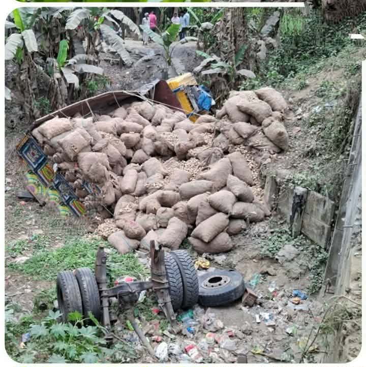 রাজবাড়ীতে আলুভর্তি ট্রাক উল্টে নিহত ১