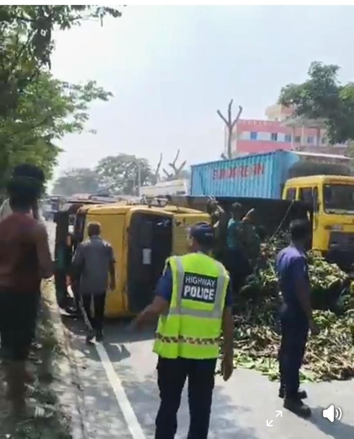 ঢাকা – চট্টগ্রাম মহাসড়ক এর ঈসাখাঁ সিএনজি পাম্প সংলগ্ন একটি কলা বাহী ট্রাকের চাকা বাস্ট হয়ে উল্টে যায় কেউ কোন বড় ধরনের ক্ষয়ক্ষতি হয়নি বলে জানা যায় স্বাধীন কণ্ঠ (নিজস্ব প্রতিবেদক) জসিম মোল্লা।