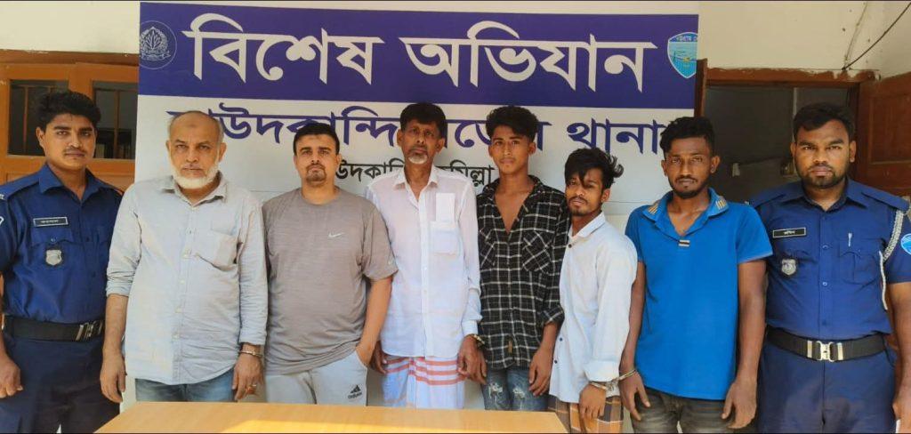 দাউদকান্দিতে পুলিশি অভিযান: নিষিদ্ধ সংগঠনের সদস্যসহ গ্রেপ্তার ৬
