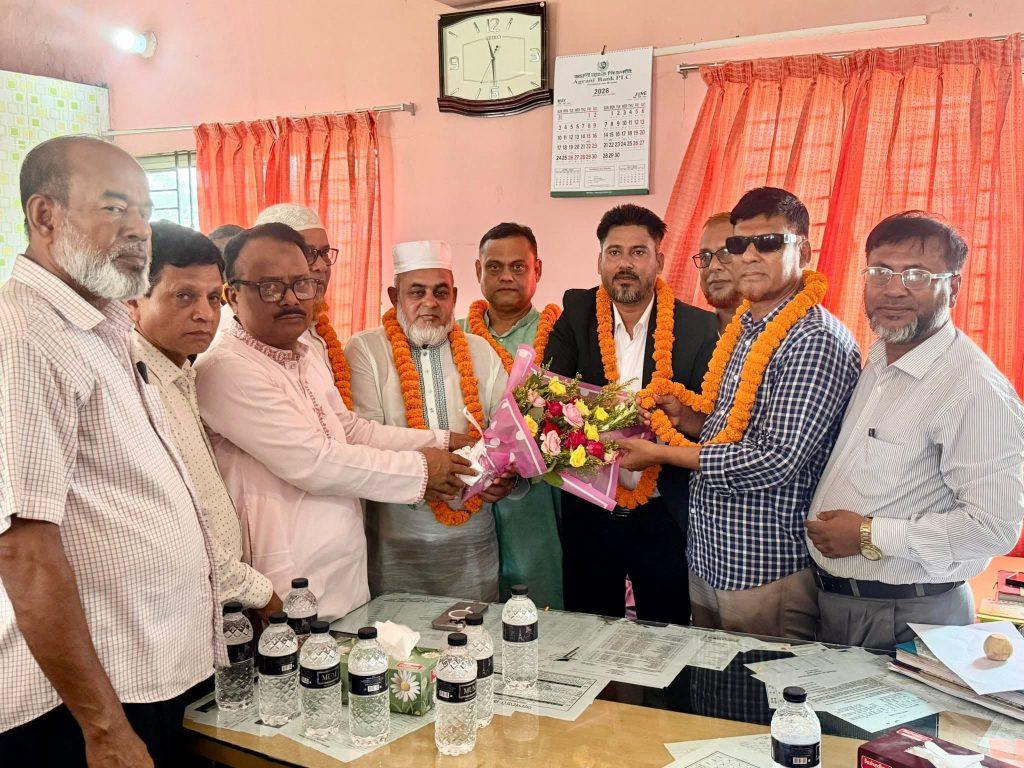 শহিদ নগর এমএ জলিল উচ্চ বিদ্যালয়ের এডহক কমিটির সভাপতি আরিফ খন্দকার কে ফুলের মালা গলায় পরিয়ে বরন করে নিলেন