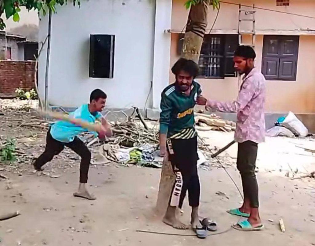 তরুণকে গাছে বেঁধে ক্যামেরা চালু করে বেধড়ক পিটালো রাজশাহীতে