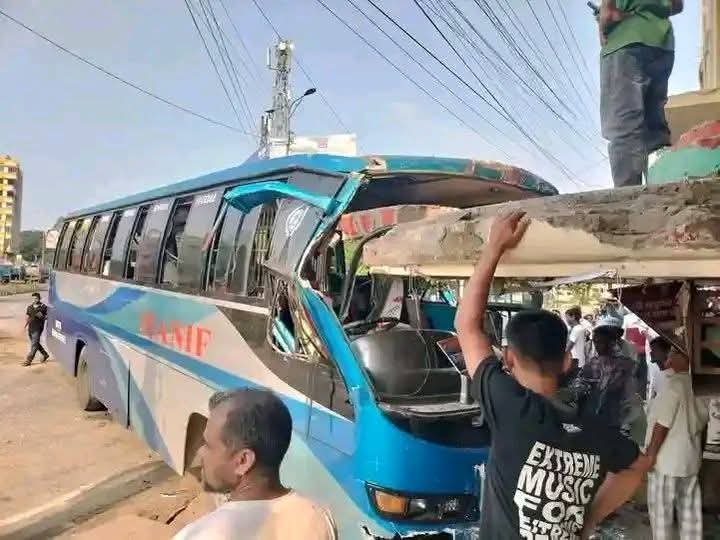 ঠাকুরগাঁওয়ে থ্রি-হুইলার/‘পাগলু’র কারণে নিয়ন্ত্রণ হারিয়ে মার্কেটে ঢুকল হানিফ বাস, আহত কয়েকজন