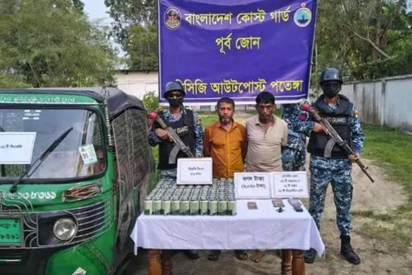 পতেঙ্গায় কোস্ট গার্ডের অভিযান: ১১২ ক্যান বিদেশি বিয়ারসহ আটক ২, সিএনজি জব্দ। পারভেজ বাঙালী,