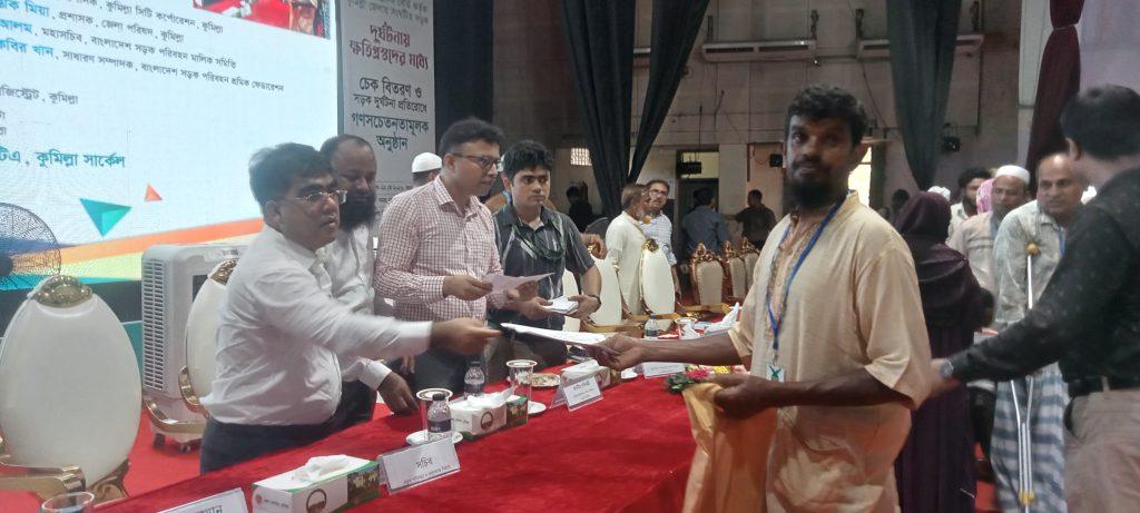 বাংলাদেশ বিআরটিএ ট্রাস্টি বোর্ড ও বাংলাদেশ রেলওয়ে কর্তৃক কুমিল্লা জেলায় সংঘটিত সড়ক দূর্ঘটনায় নিহত ৮৬ পরিবারের মাঝে পাঁচ লক্ষ করে ও আহত ৩০ পরিবারের মাঝে তিন লক্ষ করে চেক প্রদান করেন থাকেন, ২২-০৫–২০২৬ইং- শুক্রবার সকাল ১১টায় কুমিল্লা শিল্প কলা একাডেমি হল রুমে।