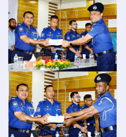 কুমিল্লা জেলা পুলিশ সুপার মহোদয় কর্তৃক ভালো কাজের বিশেষ পুরস্কার গ্রহণ করলেন ভারপ্রাপ্ত কর্মকর্তা (ওসি) আব্দুল বারী ও সাব ইন্সপেক্টর রবিউল ইসলাম