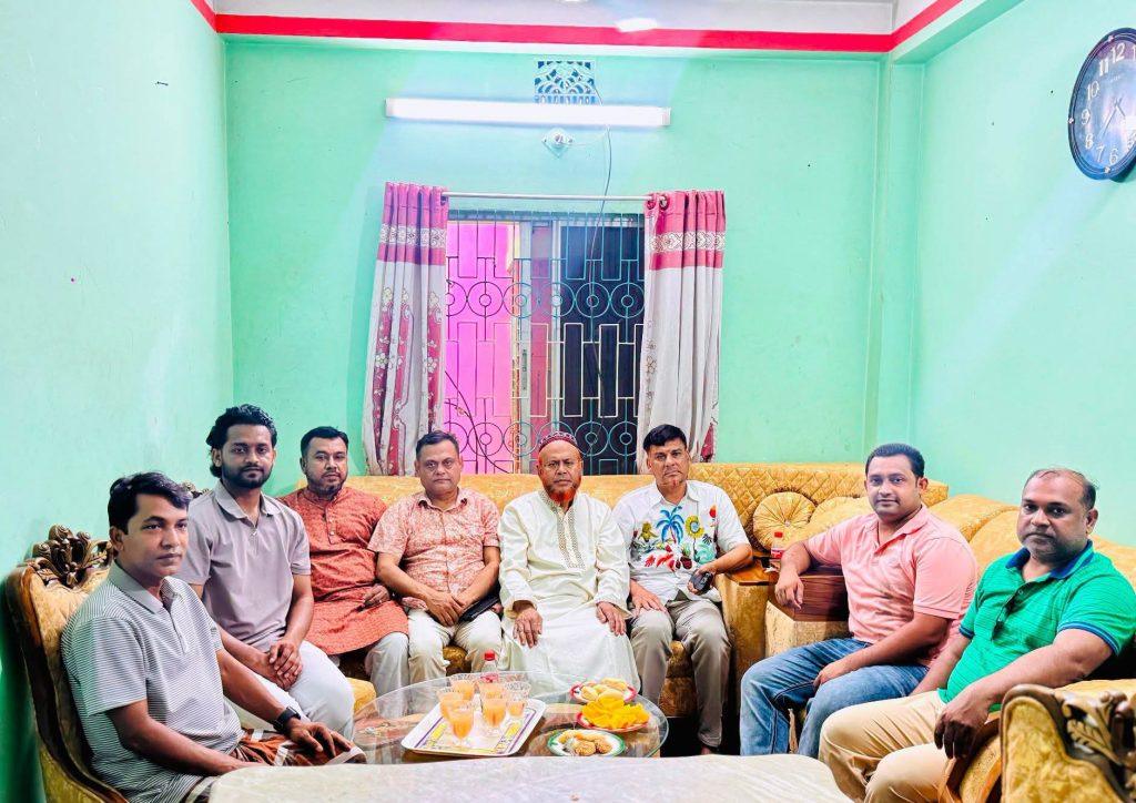 একটি পারিবারিক অনুষ্ঠানে প্রিয় মানুষদের সাথে ক্যামেরাবন্দী তুহিন সরকার