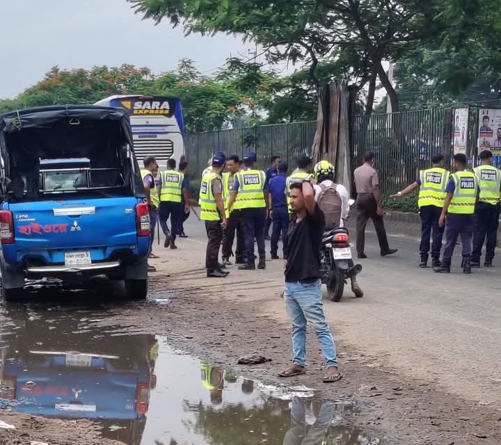 গতকাল হাইওয়ে পুলিশের গাড়ি ভাঙা কে কেন্দ্র করে নিমসার বাজারে পুলিশি টহল জোরদার করা হয়েছে।