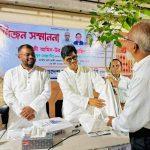 কৃষি মৎস্য ও প্রাণী সম্পদ মন্ত্রণালয়ের মাননীয় মন্ত্রী হাজী আমিনুর রশীদ ইয়াছিন মহোদয় কে একটি বটের চারা উপহার হিসেবে প্রদান করে থাকেন ।