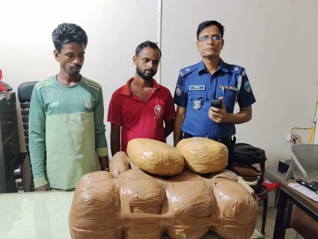 কুমিল্লা কোতয়ালী থানাধীন ছত্রখিল ফাঁড়ি পুলিশের অভিযানে ৩৩ কেজি গাঁজা সহ আটক-২