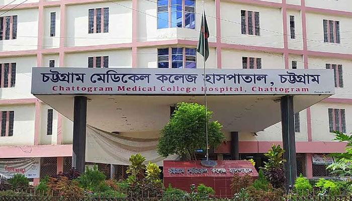 এফসিপিএস ট্রেনিংয়ের সিদ্ধান্ত বাতিলের দাবি: চমেকে ইন্টার্ন চিকিৎসকদের ৪৮ ঘণ্টার আলটিমেটাম।