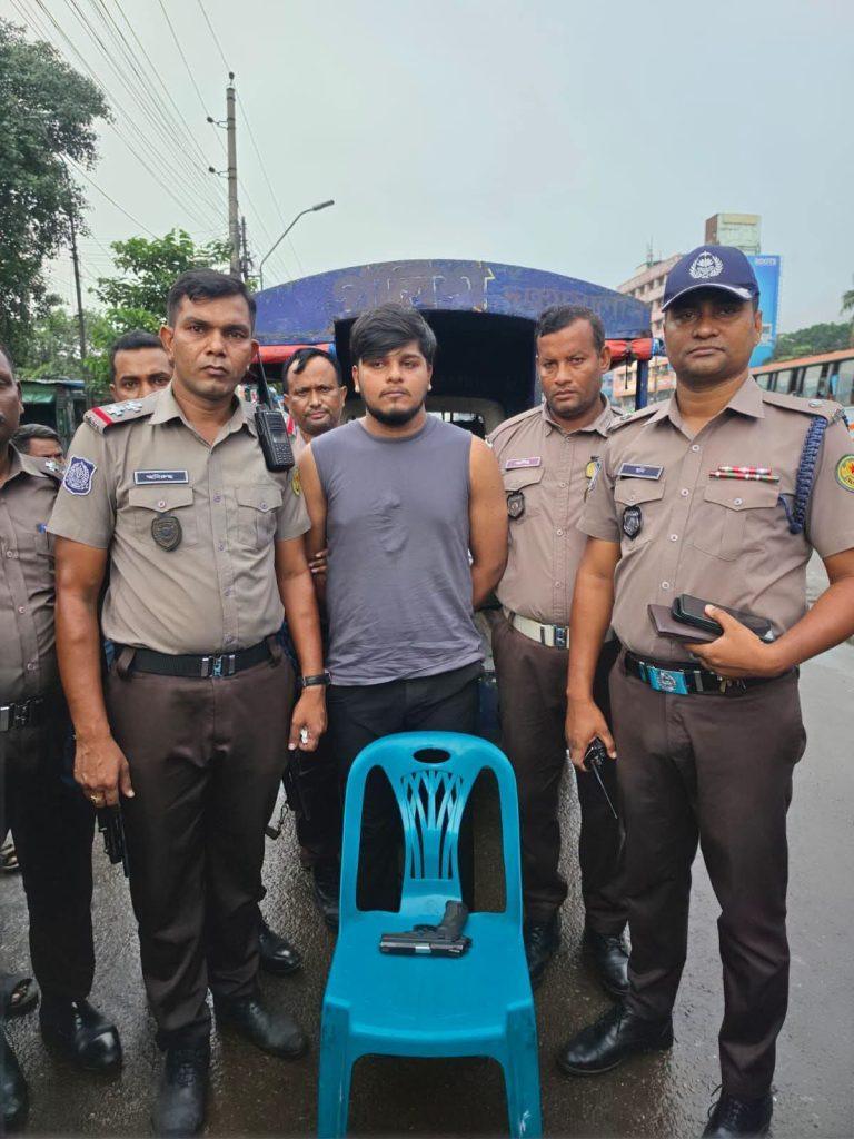 ট্রাফিক সার্জেন্ট কর্তৃক বিদেশী পিস্তলসহ দুষ্কৃতিকারী আটক!