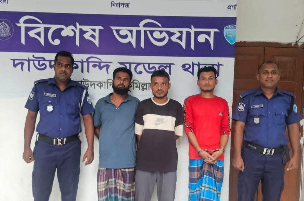 দাউদকান্দি মডেল থানা পুলিশের বিশেষ অভিযানে অটোরিকশা  চালক হত্যার মূল আসামি সহ অটোরিকশা  উদ্ধার