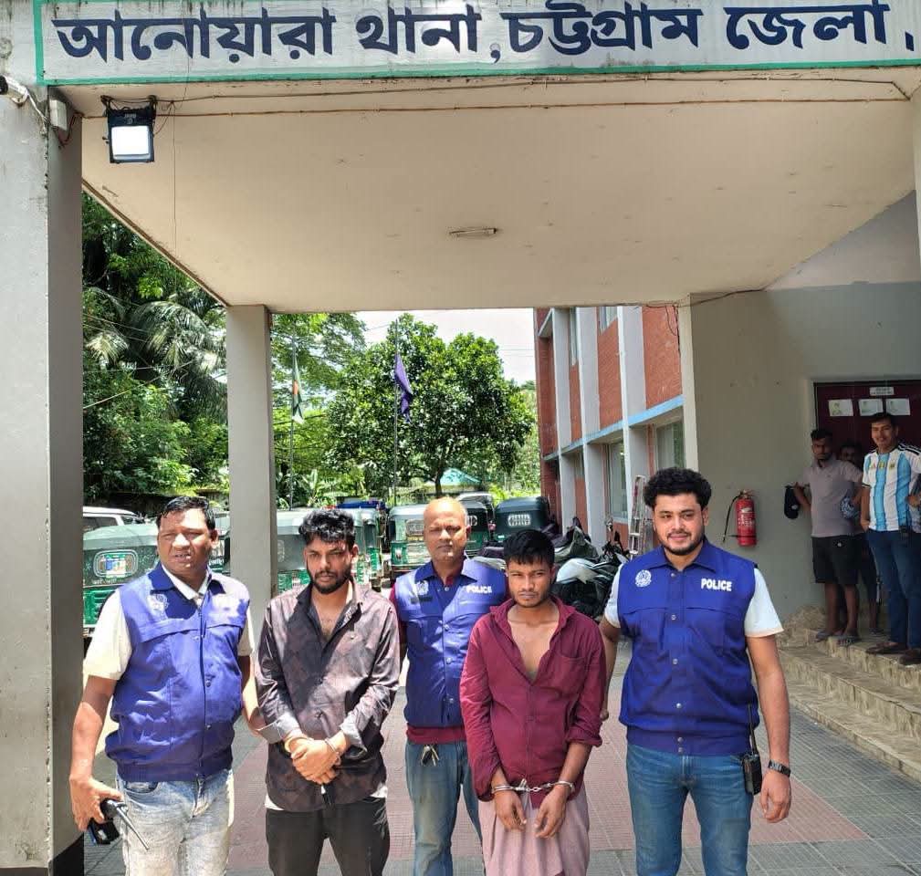 আনোয়ারায় ডেইরি ফার্মে চাঞ্চল্যকর ডাকাতি: আন্তঃজেলা চক্রের ৩ সদস্য সহ মাইক্রোবাস ও অস্ত্র উদ্ধার করেছে পুলিশ