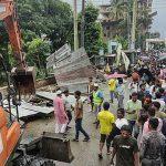 কুমিল্লায় উচ্ছেদ অভিযানে টমসমব্রিজ কাঁচাবাজার গুঁড়িয়ে দিল সিটি করপোরেশন “নগরীতে যানজট কমানো ও জনসাধারণের নির্বিঘ্ন চলাচল নিশ্চিত করা এবং জলাবদ্ধতা নিরসনে এ ধরনের উচ্ছেদ অভিযান ধারাবাহিকভাবে পরিচালনা করা হবে।”