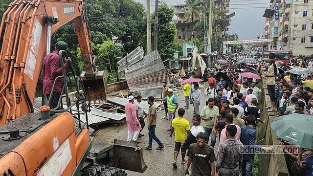 কুমিল্লায় উচ্ছেদ অভিযানে টমসমব্রিজ কাঁচাবাজার গুঁড়িয়ে দিল সিটি করপোরেশন “নগরীতে যানজট কমানো ও জনসাধারণের নির্বিঘ্ন চলাচল নিশ্চিত করা এবং জলাবদ্ধতা নিরসনে এ ধরনের উচ্ছেদ অভিযান ধারাবাহিকভাবে পরিচালনা করা হবে।”
