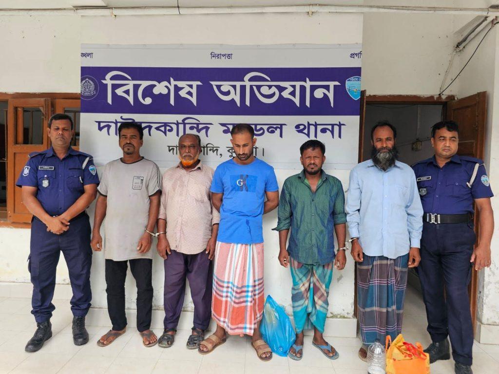 দাউদকান্দি মডেল থানা পুলিশ হত্যা মামলার আসামি সহ পাঁচ জন কে গ্রেফতার করেছে