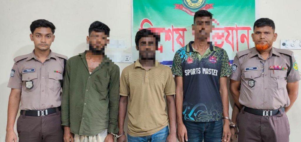 পাহাড়তলীতে পুলিশের বিশেষ অভিযানে ৩ ছিনতাইকারী গ্রেফতার।