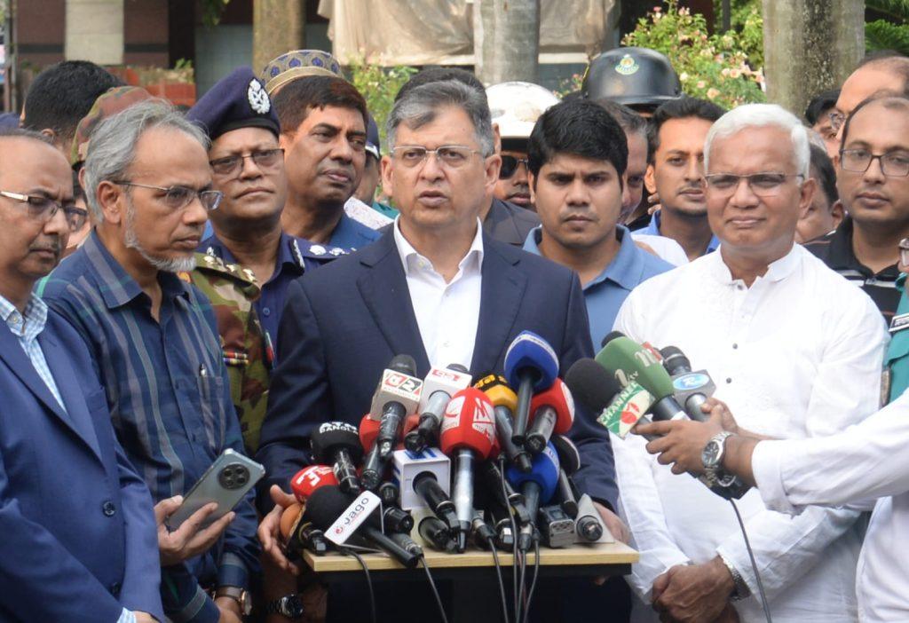 সন্ত্রাসী, চাঁদাবাজ ও মাদক ব্যবসায়ীদের দ্রুত গ্রেফতারের নির্দেশ; ব্যর্থতায় কঠোর ব্যবস্থার হুশিয়ারি স্বরাষ্ট্রমন্ত্রীর