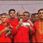 পানি-স্যালাইন বিতরণের পাশাপাশি শ্রমিকদের সঙ্গে মতবিনিময় ও মিরপুর-১০–এ গণসংযোগ করে থাকেন