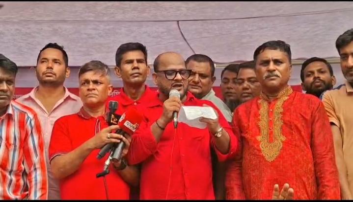 পানি-স্যালাইন বিতরণের পাশাপাশি শ্রমিকদের সঙ্গে মতবিনিময় ও মিরপুর-১০–এ গণসংযোগ করে থাকেন